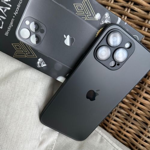 iPhones pretos com capas V-Diamond Bansk em superfície de vime